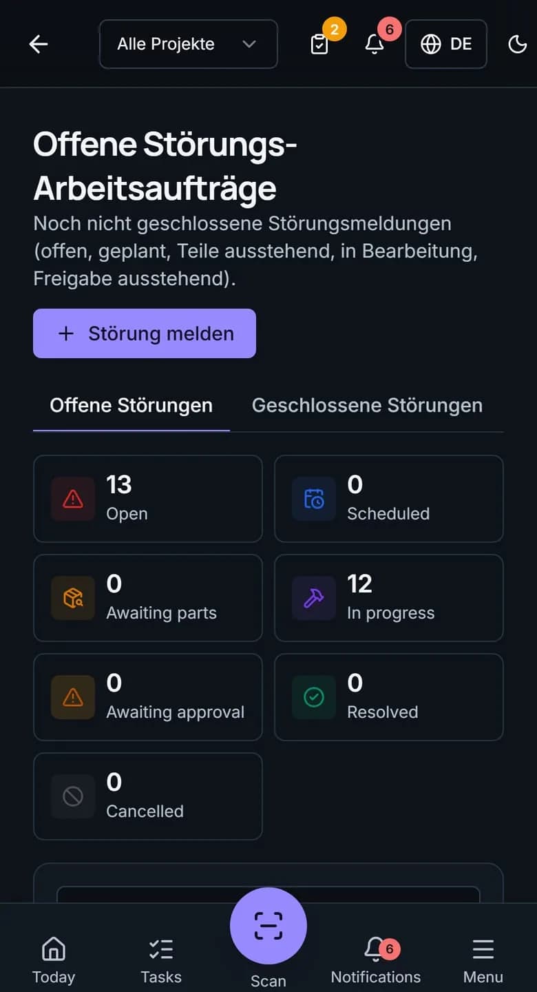 Störungsliste auf dem Telefon; der Titel eines Eintrags steht in der Sprache des Benutzers, darunter der Hinweis auf automatische Übersetzung